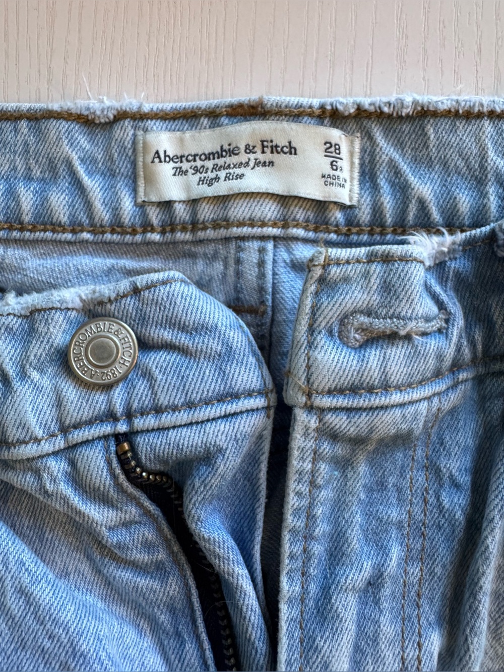 Abercrombie & Fitch High Rise 90s Relaxed Jeans Sz 28 Light Wash - Picture 3 of 11
